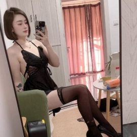 园区黑丝翘臀骚货