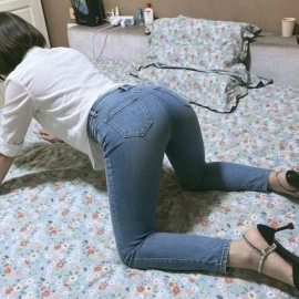 热臀牛仔裤少妇